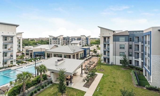 Wetmore Appartement | Landing | Stylish 2BD, Gym, Clubhouse