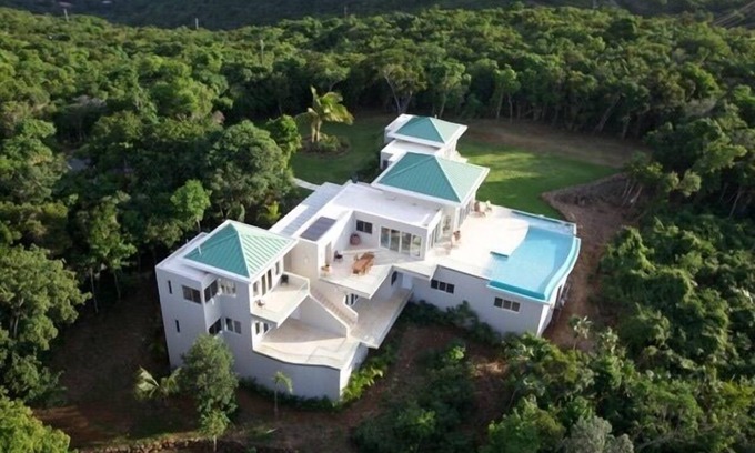 Estate Little Saint Thomas Villa | Langarra: Contemporain, domaine vierge avec 2 plages privées, vue sans fin
