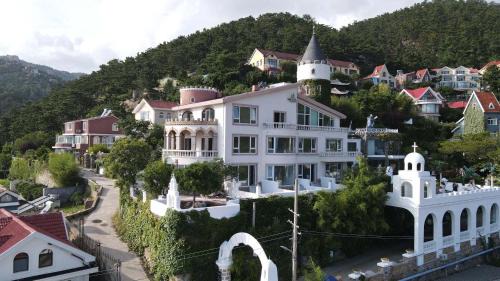 Laoshan Hôtel | Laoshan Swan Castle Immortal Residence bathing pool Health Garden B&B