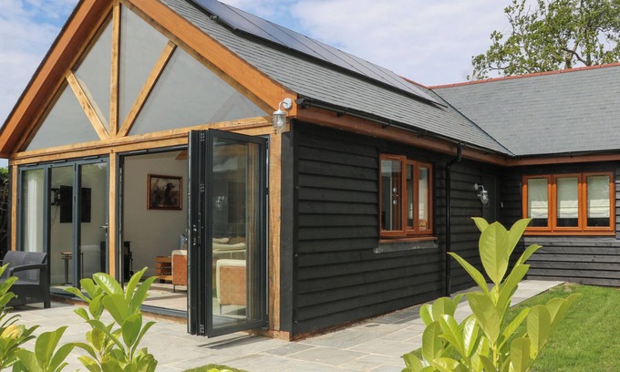 Fareham Cottage | LAPWINGS, with pool in Titchfield Common
