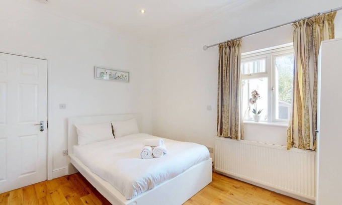 Friern Barnet Appartement | Large 1 Bedroom Near Central London, Alexandra Palace, New Southgate Arnos Grove