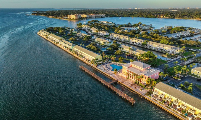 Coquina Key Copropriété | Large 1 Bedroom w/ Large Patio, Kayaks, Pickleball Courts, and on the Bay