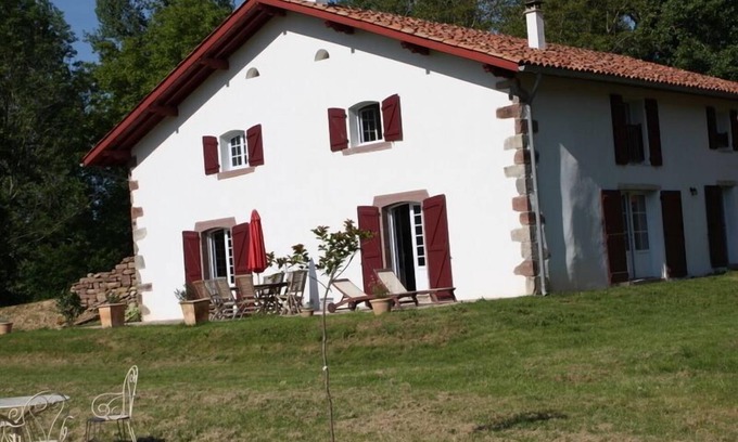 Saint-Jean-Pied-de-Port Villa | Grande Maison Basque du 18ème siècle restaurée 16 à 20 personnes