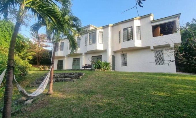 Halcyon Heights Maison | Large 2-bedroom apartment Excellent Location. Private