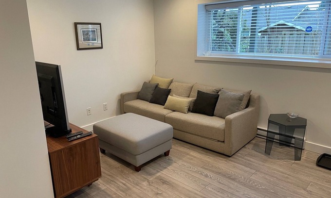 Upper Lonsdale Maison | Large 2 bedroom private suite