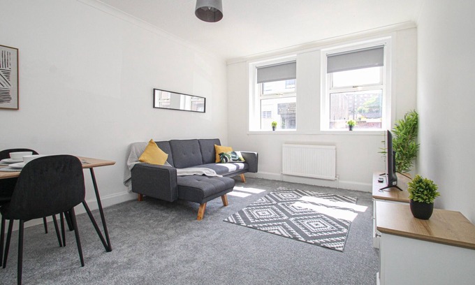 Greenock Appartement | Appartement-Economie-Salle de bain privée séparée-Vue ville