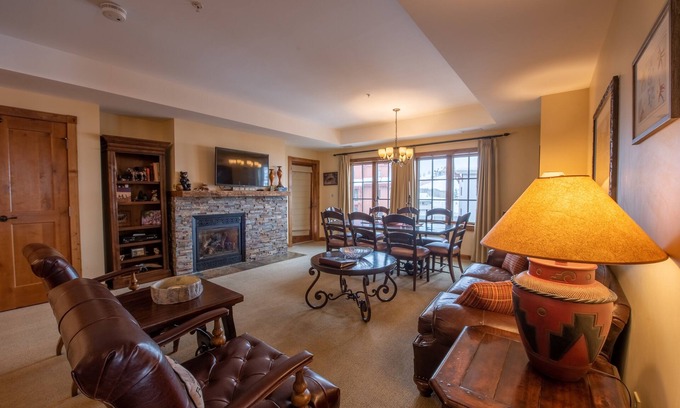 Crested Butte Copropriété | Large 3 bedroom / 4 bathroom Condo in Mountaineer Square - No Cleaning Fee! by RedAwning