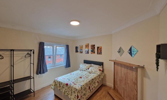 North Finchley Maison | Large 3 bedroom apartment ideal for groups