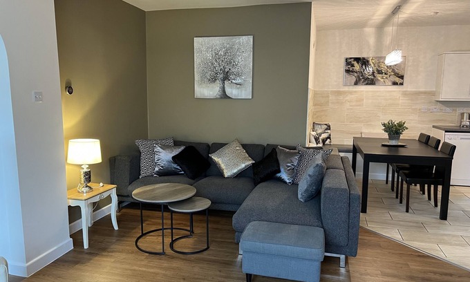 Street Appartement | Élégant et moderne, le 3BD Cottage Apt est situé au cœur de Street et à proximité de Glastonbury.