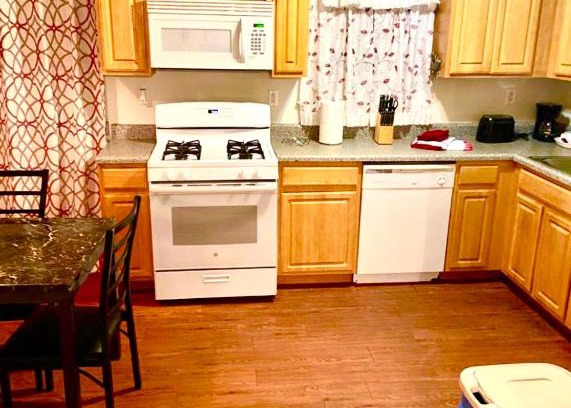 East New York Maison | Large 3-Bedrooms/2-Bath Apt, One Block to Train