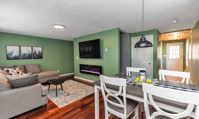 Rimmon Heights Maison | Large 3 floor Townhome with Patio, Backyard and Sauna