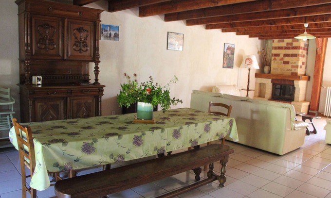 Sarrazac Maison | Grand gite 3*** avec piscine couverte sur le causse du Lot à la campagne.