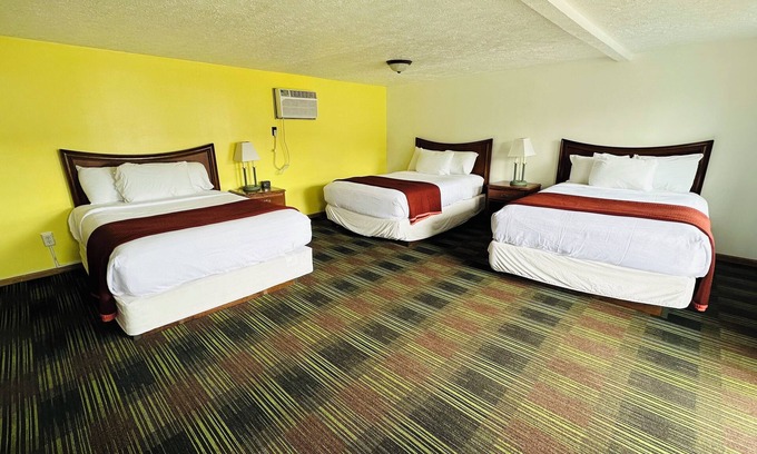 Sandusky Hôtel | Large 3 Queen Room - 2 Miles to Cedar Point!