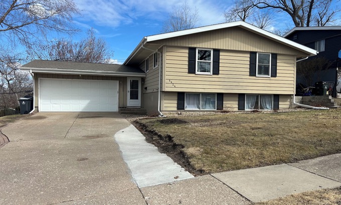 Cedar Rapids - Iowa City Maison | Large 4 Bedroom 2 Bath Split Level Home NE CR Large Fenced Yard