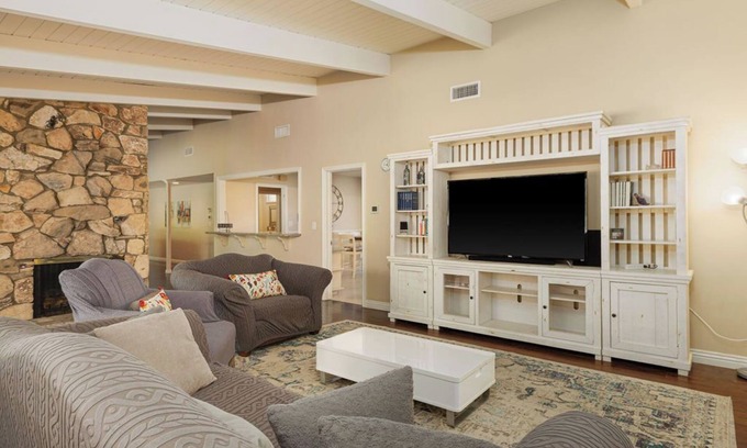 Granada Hills North Maison | Large 4BD - Pool - Gym - 2 Master Suites