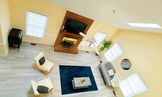 Gloucester Point Maison | Large 4bed 2.5b home w/ fenced in back yard & deck