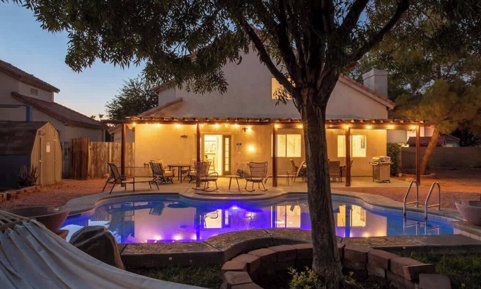 Las Vegas Maison | ❤️ Large 4BR Beauty with Pool & Amazing Backyard!