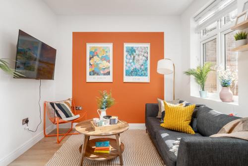 Southbury Maison | Large 4BR Contractor-Friendly House - Sleeps 10 - Free parking - North London