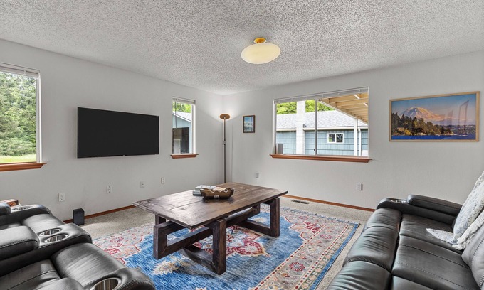 South Tacoma Maison | Large 5 Bed, 3 Bath Rambler sleeps 10 close to hikes/trails near JBLM/Hospitals!