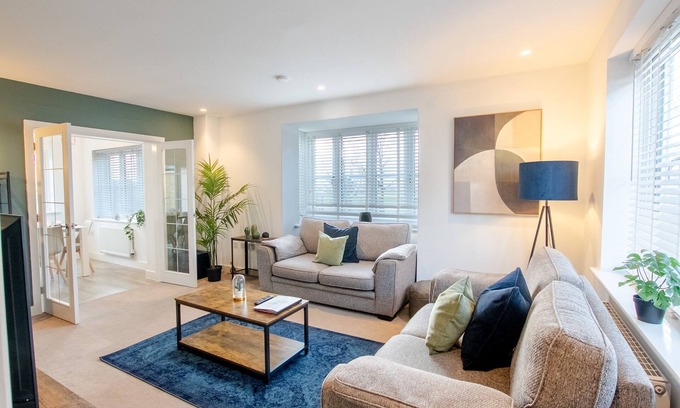 Didcot Maison | Large 5-Bed House for 8 Guests – Perfect for Workers & Families