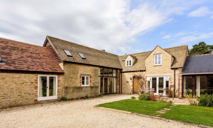 Shellingford Cottage | Vintage Barn Conversion near Faringdon