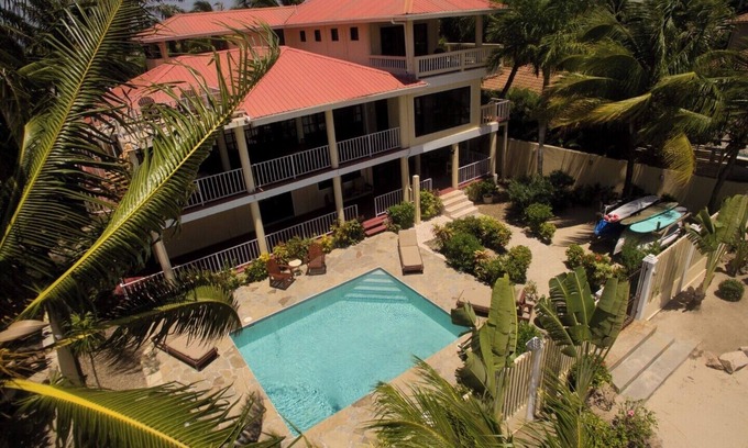 Surfside Villa | Beachfront Home avec espace de vie en plein air et une jetée!