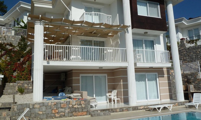 Sarigerme Villa | Grande villa de 5 chambres dans position surélevée avec propre piscine et proche de la mer