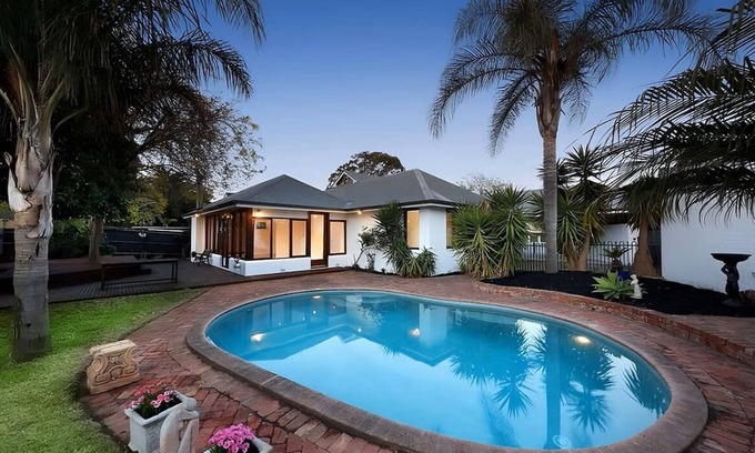 Brighton East Maison | Large 5BR Home-Pool-BBQ-4 CarPark-Central Location