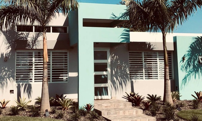Dorado del Mar Maison | Large 5BR House, Pool, A/C, Solar/Tesla Batteries, 5 Min Walk to Dorado Beach!