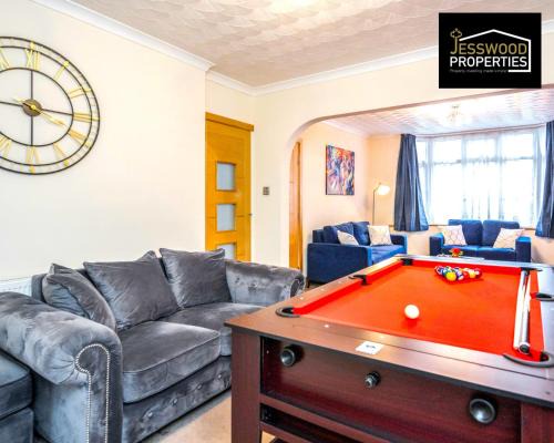 Luton Maison | Large 6 Bedroom Contractor House by Jesswood Properties ShortLets For Groups, Business And Leisure With Free Parking, Wifi and Pool Table