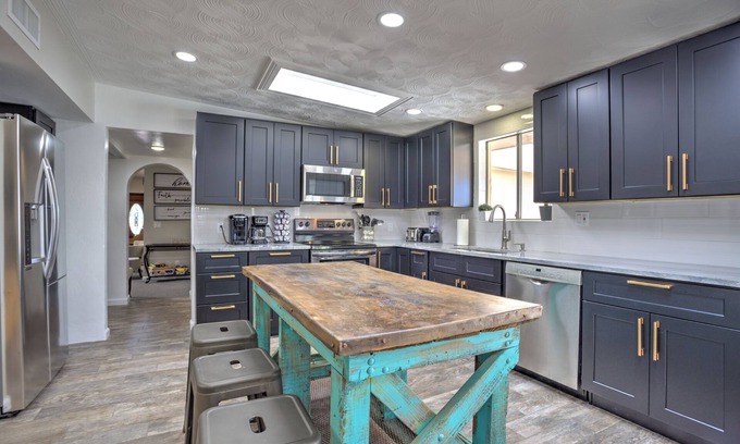 Whispering Hills Maison | Large 7-bedroom, 4-bath house in NW Tucson - Pool, Pool Table, Sleeps 14+