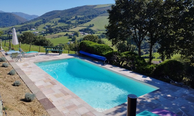 Itxassou Maison | Grande et superbe maison typique avec piscine au cœur des montagnes basques
