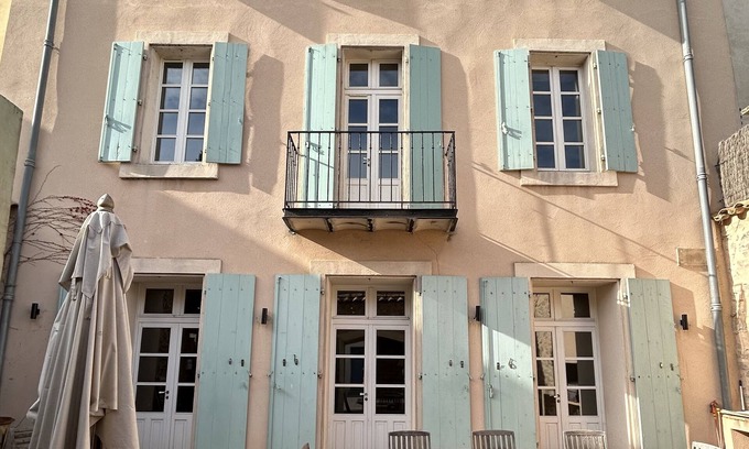 Gruissan Maison | Grande maison d’antiquaire dans un village avec grande cour privée