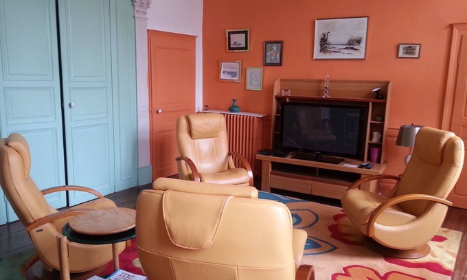 Dole Appartement | Grand appartement plein centre ville, calme, confortable, thé, café offerts