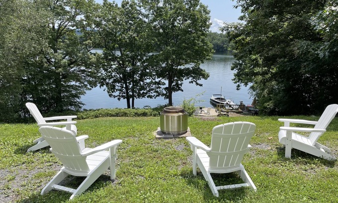 Copake Lake Maison | Grande maison de vacances de style grange qui convient aux groupes avec de l'espace à revendre.