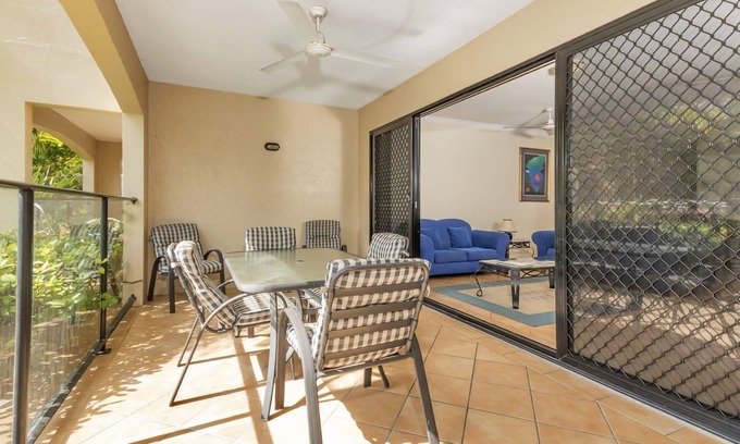 Yorkeys Knob Appartement | Large Beachfront Apartment
