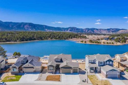 Monument Maison | Large Brand-New Home Close to Lake & Mountains