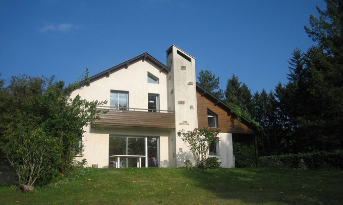 Treignac Maison | Grande maison lumineuse à l'écart du Bourg de Treignac en lisière de forêt.