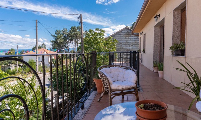 Cenlle Cottage | Large, bright house with two floors, garden and outdoor garage. Termas - wine