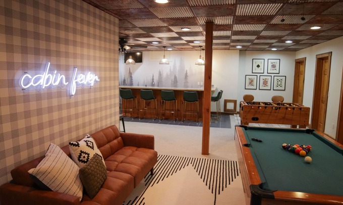 Mountain Base Cabine | Large Cabin- Game Room/Pool Table/Arcades/Hot Tub
