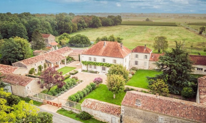 Thezac Maison | Grand domaine de charme avec piscine, au coeur des vignes, à 20 kms des plages.