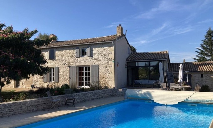 Germond-Rouvre Maison | large charming house & garden, secured pool, 5 bedrooms, Niort countryside (79)