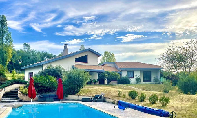 Casteljaloux Villa | Au coeur du Sud Ouest 1,3Km du centre du village et commerces, piscine wifi TV