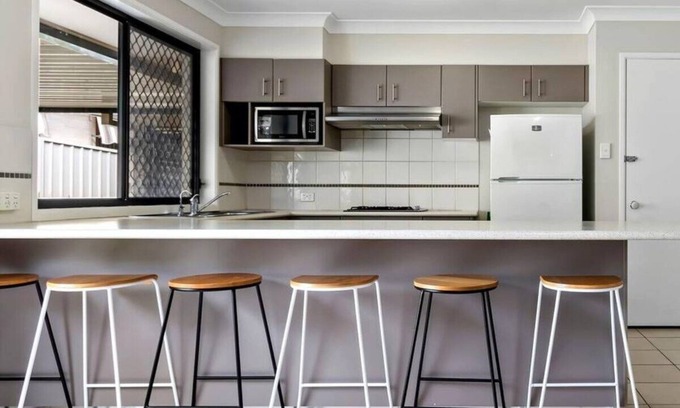 Shortland Maison | Large Comfortable Birmingham Gardens Family Home