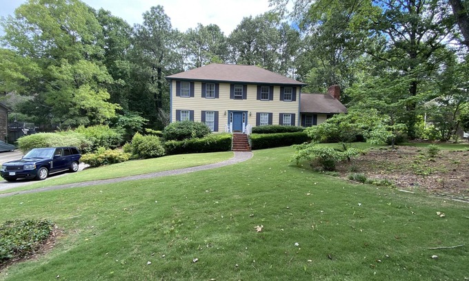 Meadowbrook Maison | Large comfortable house, close to everything. Single Family Only