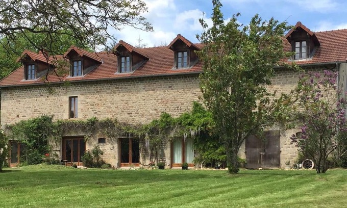 Chatelus-le-Marcheix Maison | Belle grange aménagée, 16 couchages, piscine privée chauffée, proche plage de la rivière.