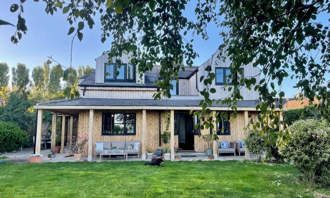 Atworth Maison | Large Country House; Dog-Friendly, Sleeps 12!