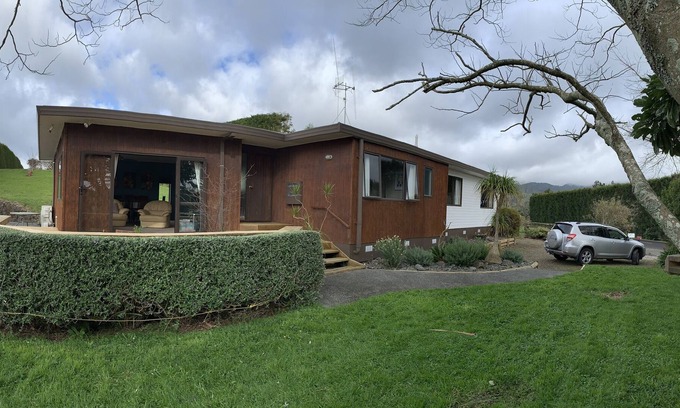 Katikati Maison | Large country house on orchard close to hot pools; bush walks and Waihi beach.