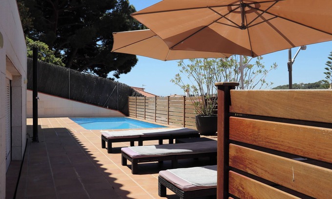Canet de Mar Villa | Grande villa avec piscine privée dans le centre de Canet de Mar