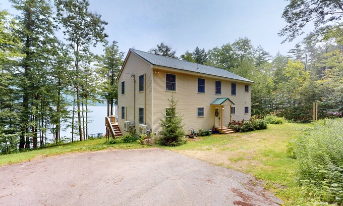 Gilmanton Hôtel | Large dog-friendly home on Manning Lake with deck, lake views, dock, 4 kayaks